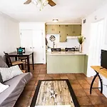 Central Automobile Alley Modern 1Bdr - Wifi